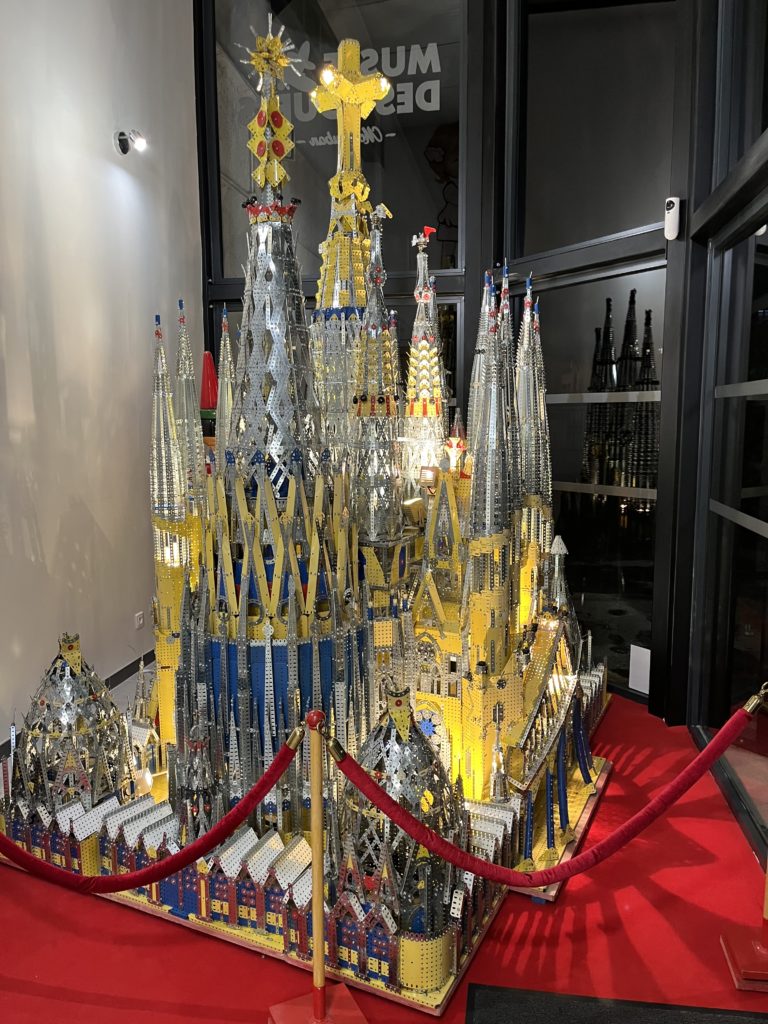 Modèle en MECCANO de la cathédrale Sagrada Familia de Barcelone
